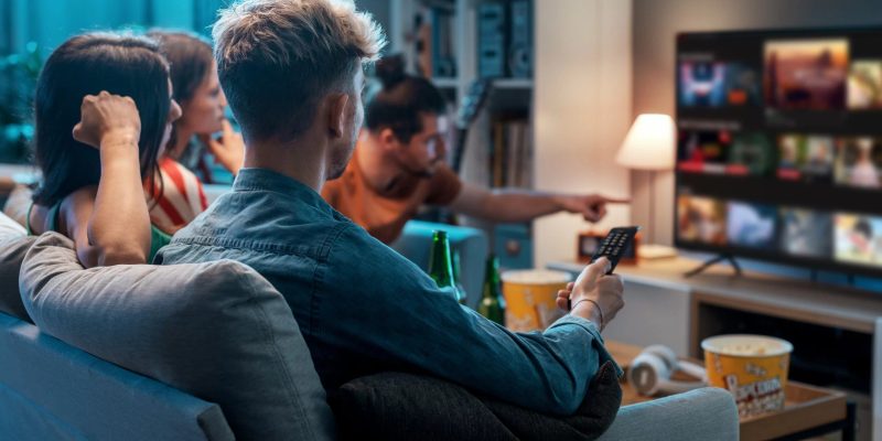 imgi_19_friends-watching-movies-together-at-home-2022-12-20-11-28-57-utc-scaled