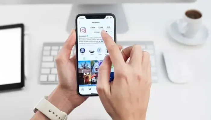 A man using a mobile and scroll on social platforms.