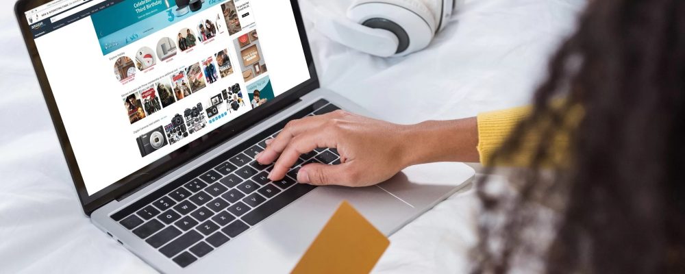 imgi_41_cropped-image-of-woman-holding-credit-card-and-usi-2022-12-16-15-29-03-utc-scaled